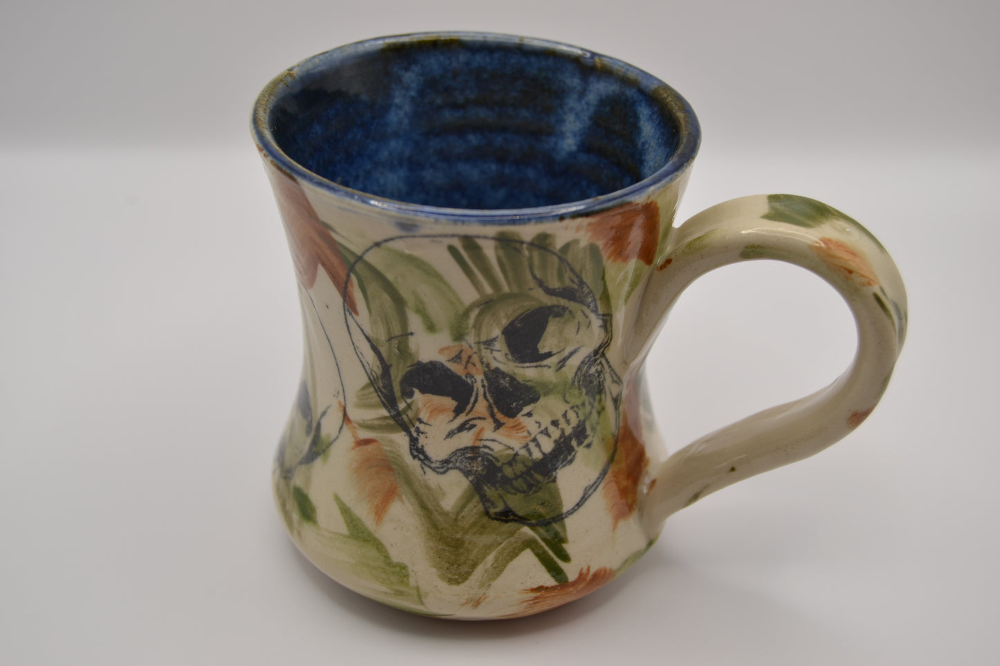 Tasse mit Totenköpfen