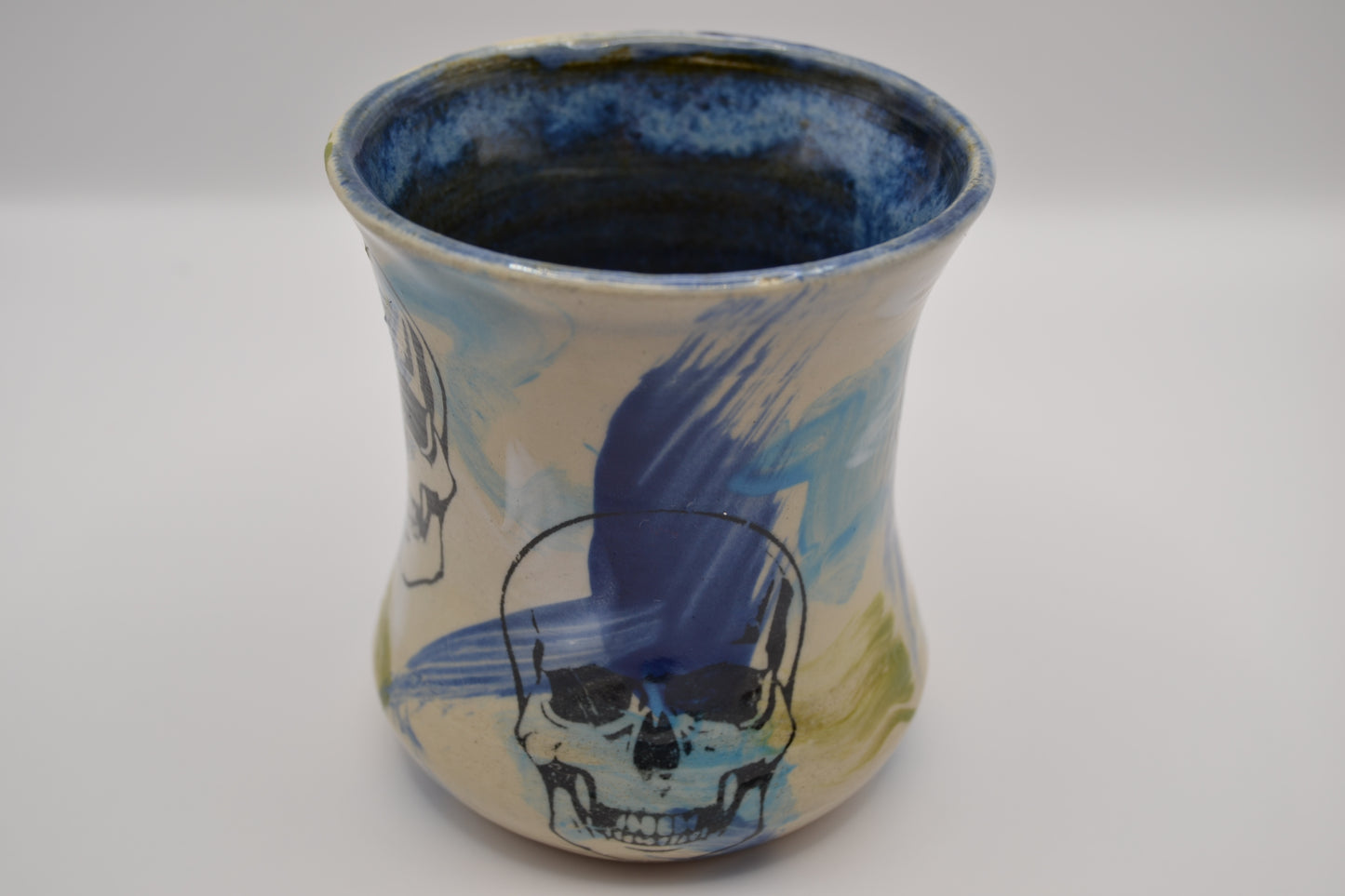 Becher mit Totenköpfen