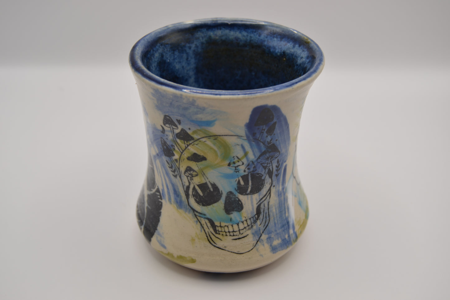 Becher mit Totenköpfen
