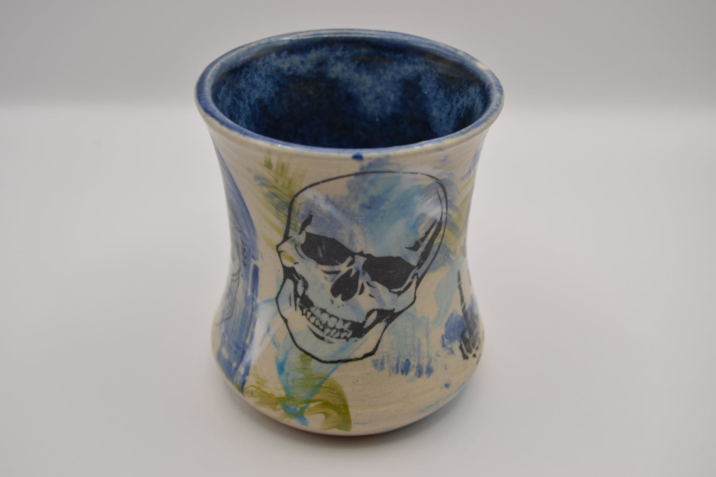 Becher mit Totenköpfen