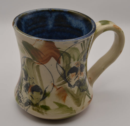Tasse mit Totenköpfen