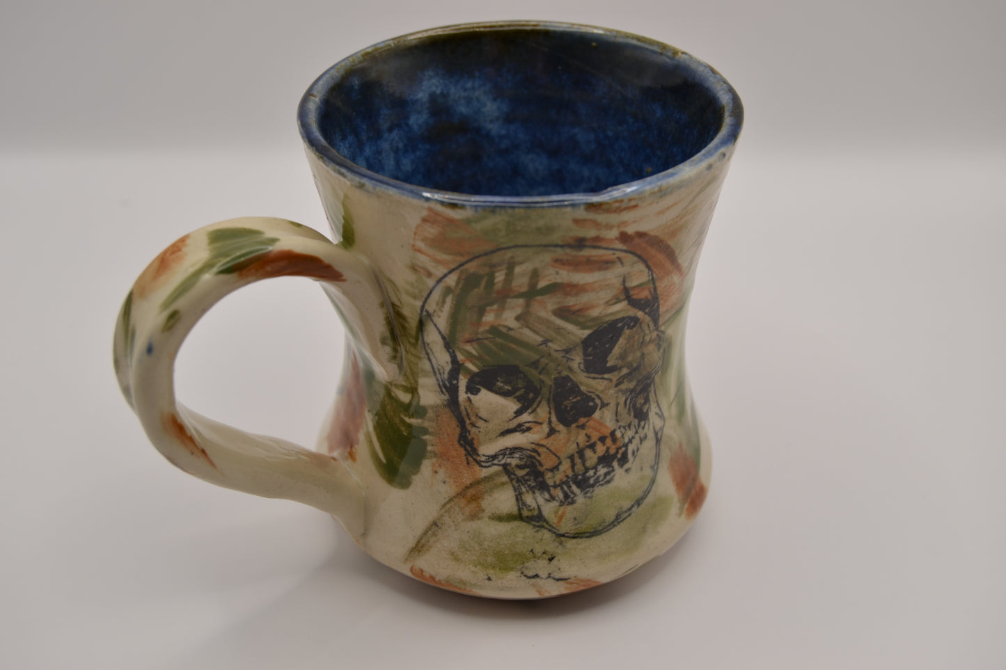 Tasse mit Totenköpfen