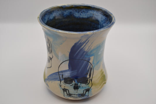 Becher mit Totenköpfen
