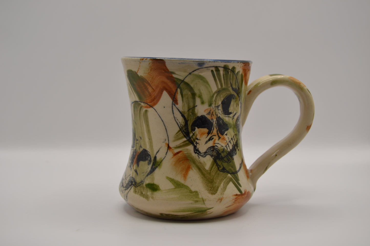 Tasse mit Totenköpfen